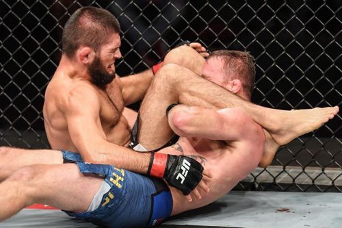 Những màn khóa siết ấn tượng tại UFC năm 2020