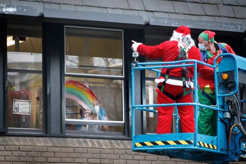 Ông già Noel khắp thế giới vẫn phát quà trong đại dịch