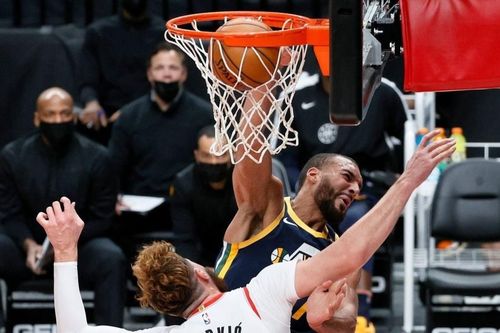 Cú úp rổ của ngôi sao cao 2,17 m tại NBA