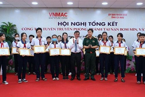 Trao giải cuộc thi phòng tránh tai nạn bom mìn trong học đường tại Cà Mau