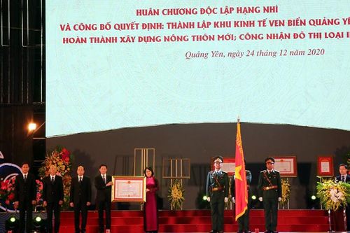 Trao Huân chương Độc lập hạng Nhì cho thị xã Quảng Yên