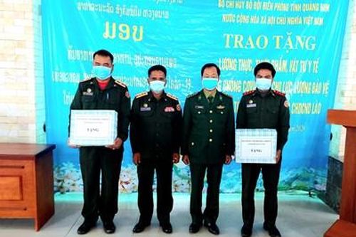 Hỗ trợ lương thực và trang thiết bị y tế cho Bộ chỉ huy quân sự tỉnh Sê Kông (Lào)