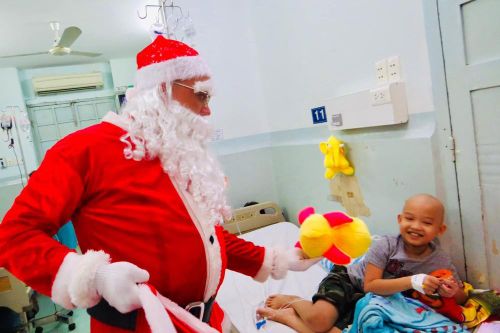 Theo chân ông già Noel mang niềm vui đến các em bệnh nhi