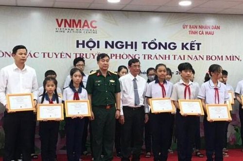 Hơn 50 nghìn học sinh là 'đại sứ học đường tuyên truyền phòng tránh bom mìn'