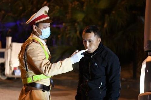 Cảnh sát giao thông thử nghiệm dùng ống thổi tre đo nồng độ cồn