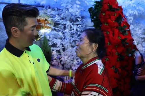 Fan lớn tuổi ở Phú Quốc, bị tai biến vẫn tìm đến biệt thự Noel của Đàm Vĩnh Hưng