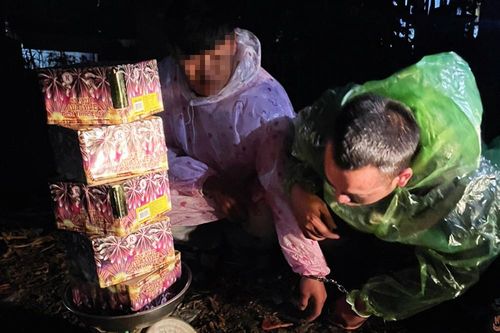 Một ngày bắt quả tang 3 vụ trữ súng đạn, pháo nổ và đánh bạc