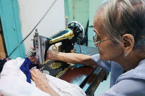 Cảm động Mẹ Việt Nam anh hùng may chăn cho người nghèo dịp Giáng sinh về