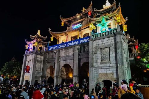 Sửng sốt với dòng người đổ về đón Noel ở nhà thờ Phát Diệm
