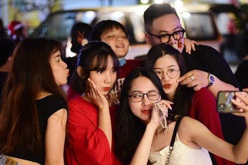 TP.HCM: Đổ xô chụp hình với người tuyết, xe tuần lộc, phố Bùi Viện đìu hiu