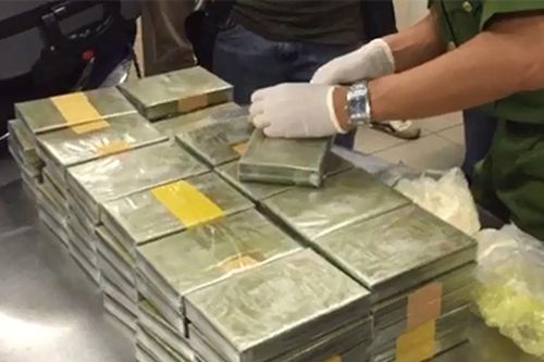Công an Nghệ An bắt xe tải chở hơn 100 bánh heroin và nhiều bao tải ma túy đá