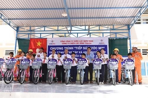 EVNSPC tặng 20 xe đạp, 4.000 tập vở cho học sinh Bình Thuận