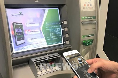 Chủ thẻ Vietcombank từ nay có thể rút tiền tại ATM bằng mã QR