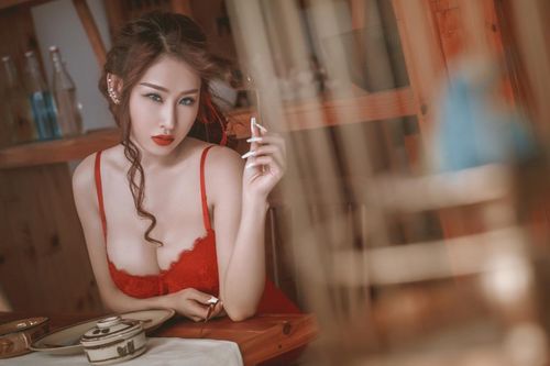 DJ Oxy mặc nội y ren đỏ, hóa bà già Noel nóng bỏng