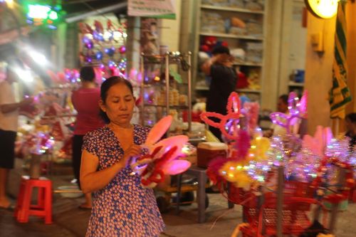 Trước thềm Noel, xóm đạo tại TP.HCM lấp lánh ánh đèn, người dân nô nức đổ về tham quan