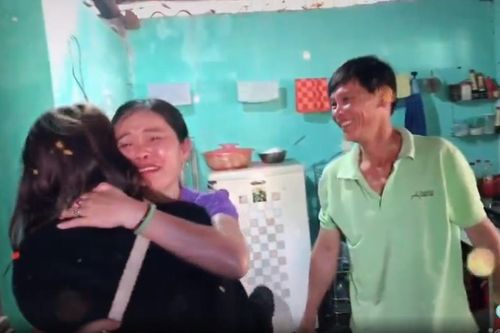 Bí mật trở về nhà đón Tết, nữ du học sinh khiến bố mẹ vỡ òa khi vừa nhìn thấy con gái