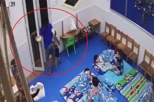 Phạt bé trai 3 tuổi đứng ngoài cửa lớp giữa trời lạnh, nữ giáo viên bị sa thải