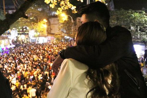 Hàng nghìn người Hà Nội đổ về nhà thờ lớn trong đêm Noel, nhiều người 'quên' đeo khẩu trang