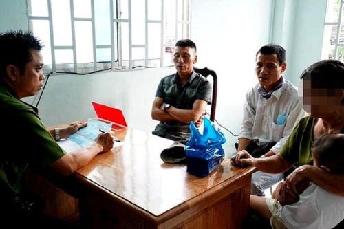 Tài xế xe ôm công nghệ trả lại 360 triệu đồng cho người phụ nữ đánh rơi
