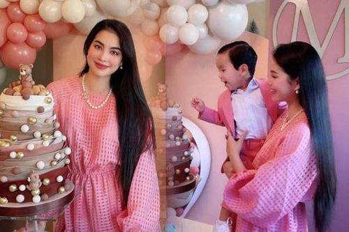 Mặc ai diện màu đỏ chuẩn Noel, Phạm Hương lên đồ đôi hồng rực cùng nhân vật đặc biệt