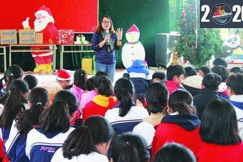 Mang Giáng sinh đến với trẻ có 'H'