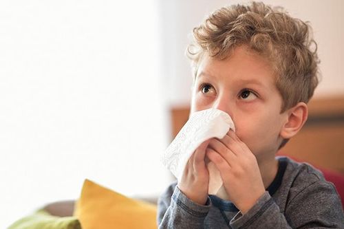 Trẻ bị sổ mũi mùa đông, mẹ nên làm ngay 3 món này sẽ thuyên giảm