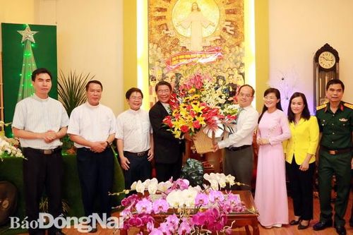 Phó bí thư Tỉnh ủy Quản Minh Cường thăm và chúc mừng Giáng sinh tại Giáo xứ Chánh tòa Xuân Lộc