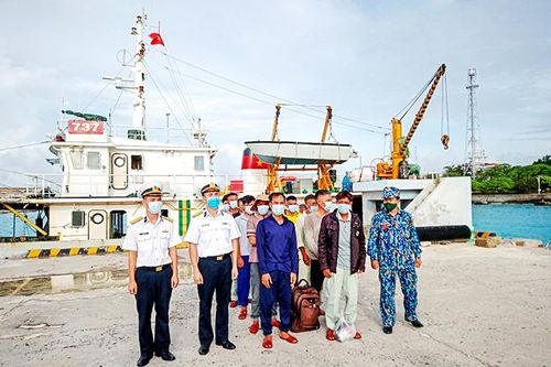 Tàu 737 bàn giao 14 ngư dân bị nạn cho đảo Song Tử Tây