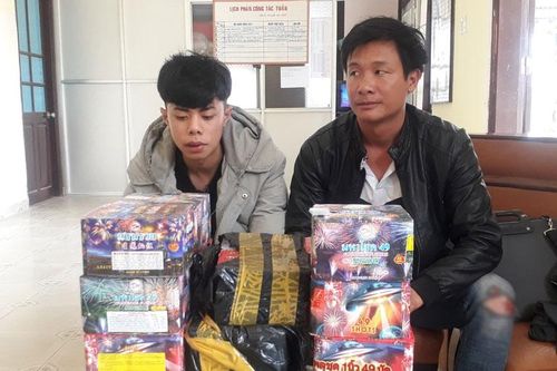 Bắt quả tang 2 thanh niên đang giao và nhận 15 hộp pháo nổ