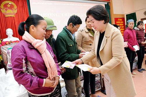 Tặng quà học sinh và hộ nghèo huyện Yên Sơn