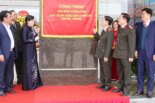 Gắn biển công trình trụ sở làm việc của Công an tỉnh