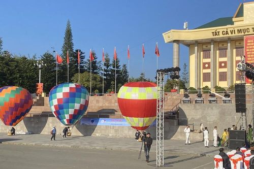 Lai Châu tổ chức giải dù lượn đường trường Putaleng mở rộng năm 2020 và hoạt động khinh khí cầu
