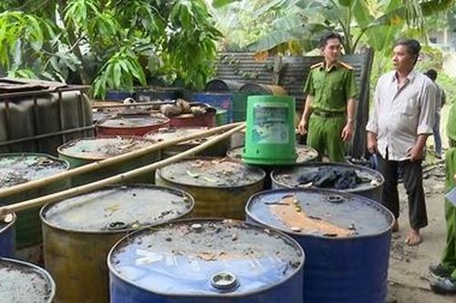 Bắt quả tang cơ sở tái chế nhớt thải trái phép với số lượng lớn