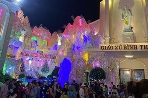 Người dân TP Hồ Chí Minh rộn ràng đón Giáng sinh 2020