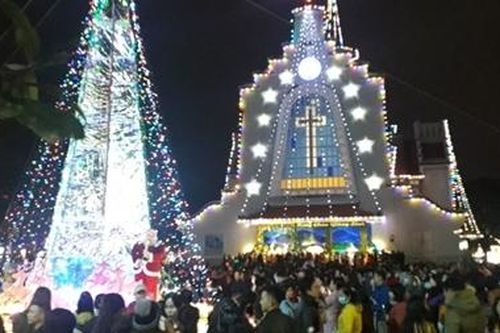 Hàng nghìn người dân xứ Huế đến nhà thờ đón Giáng sinh
