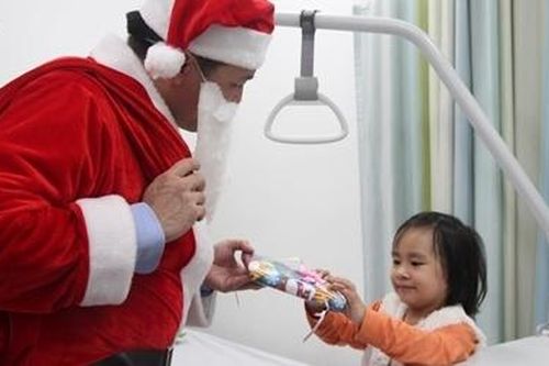Lắng đọng hình ảnh bác sĩ hóa thành ông già Noel tặng quà bệnh nhi
