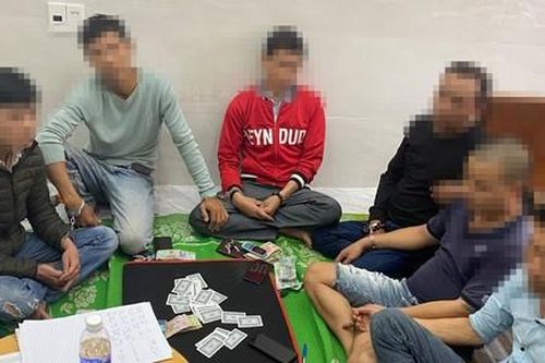 Liên tiếp bắt quả tang tàng trữ súng đạn, pháo nổ và đánh bạc
