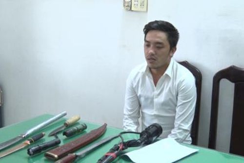 Khởi tố 'đại lý' ma túy, thu nhiều hung khí nguy hiểm