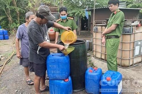 Bắt quả tang cơ sơ tái chế nhớt quy mô 'khủng'