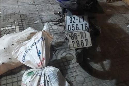 Hai cẩu tặc vứt xe máy bỏ chạy khi gặp Công an