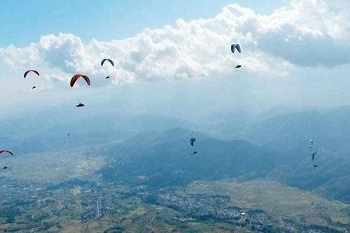 Lai Châu tổ chức chuỗi sự kiện giải dù lượn và hoạt động khinh khí cầu