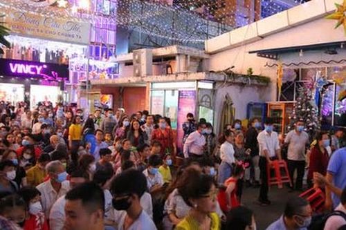 Người Sài Gòn đổ về trung tâm đêm Giáng sinh: Nhà thờ màu hồng và nhà thờ Đức Bà đông ná thở, giữ xe có nơi 'hét' 30k quay đầu chạy lẹ!
