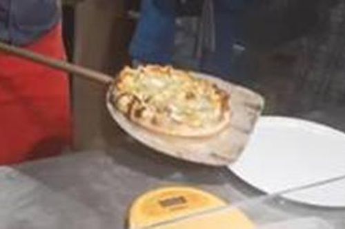Bánh pizza chứa nhiều loại pho mát nhất thế giới