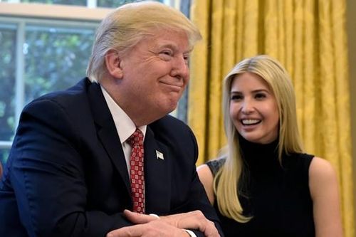 Tổng thống Trump về nhà nghỉ lễ, con gái cưng Ivanka Trump tranh thủ 'trêu' bố cho vui