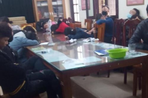 Hàng trăm 'dân chơi' nhảy nhót tại quán bar trong đêm Noel