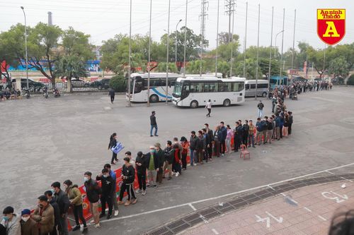 CĐV Phú Thọ xếp hàng dài săn vé xem ĐT Việt Nam