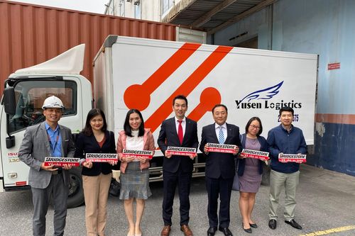 'Cùng Bridgestone về nhà an toàn' tặng 10.000 hộ phản quang cho lái xe