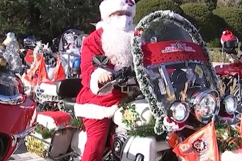 Các ông già Noel diễu hành để nâng cao nhận thức về lạm dụng trẻ em