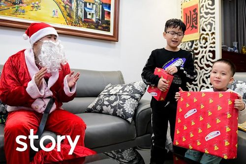 Một ngày phát quà của ông già Noel