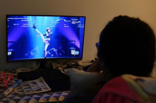 Hàng chục nghìn người dành 9 tiếng xem liveshow của idol ảo